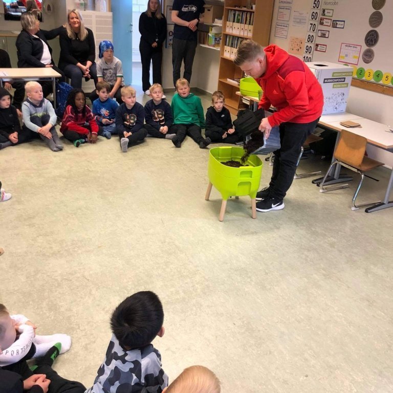 ce9b3889-ccc5-452e-b524-e99712706745