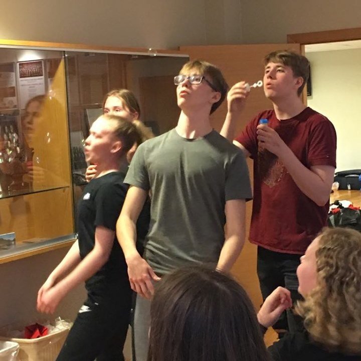 61105980_395433904391504_4968020179163283456_n