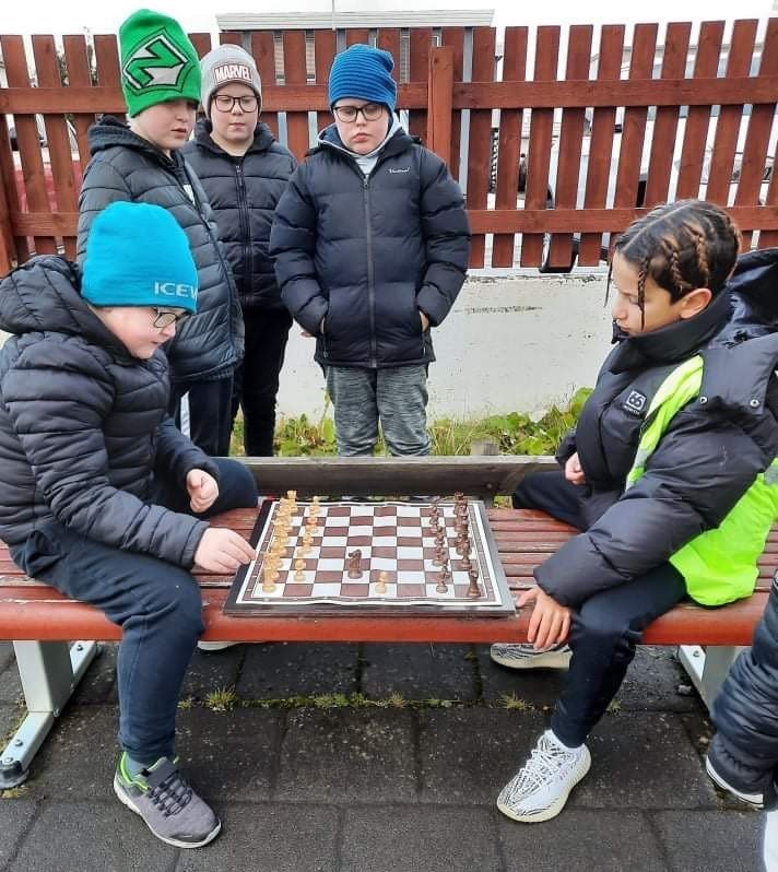 Skólavinir tefla í frímínútum