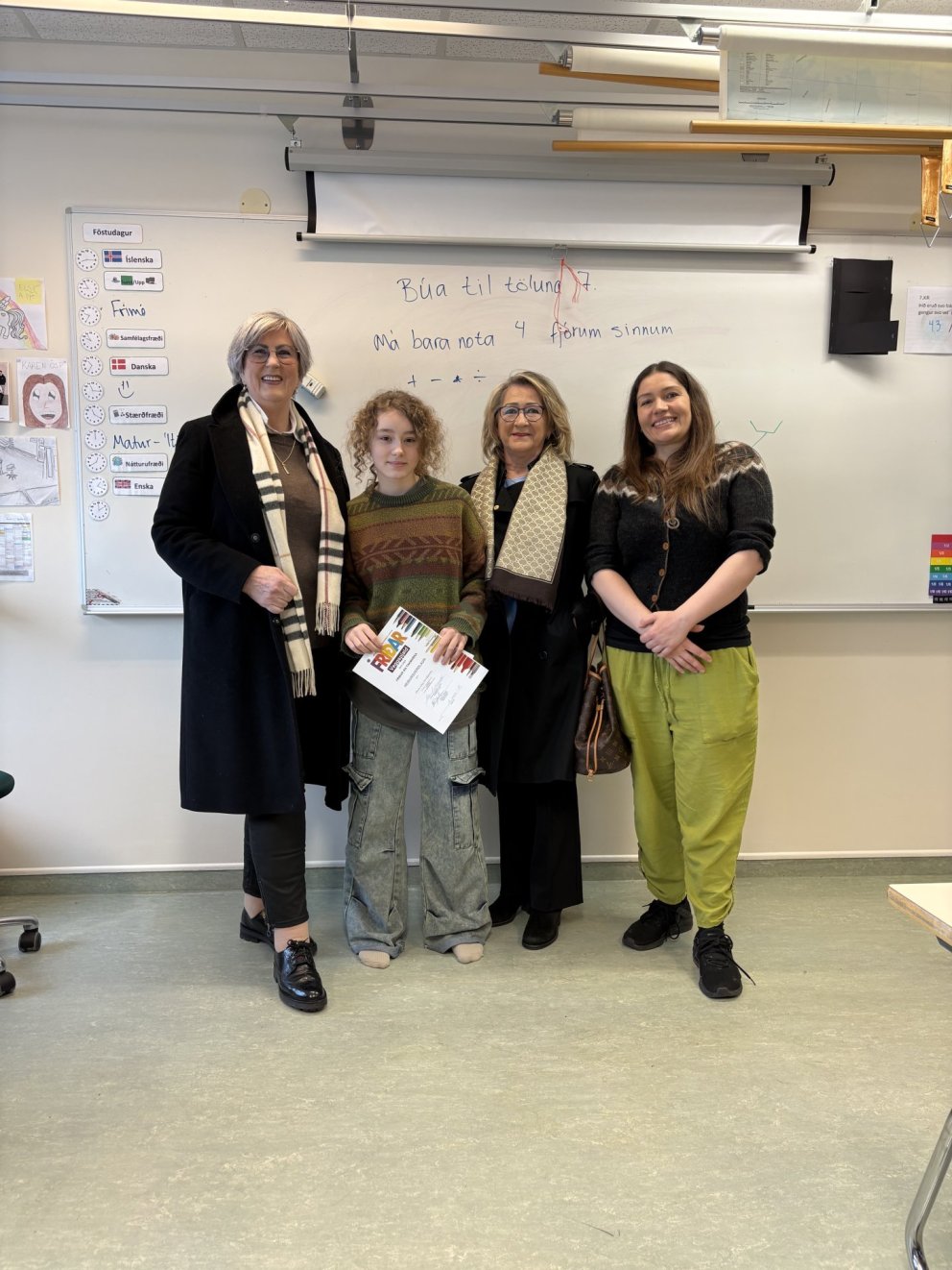 Olivia Sóley Þórólfsdóttir ásamt fulltrúm frá Lions á Ísland og Helenu Mariu sjónlistakennara í Njar…