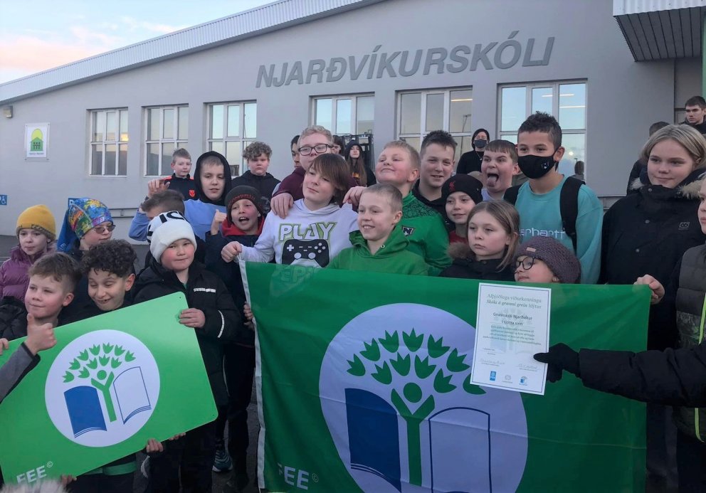 Grænfáninn afhentur Njarðvíkurskóla í sjötta sinn