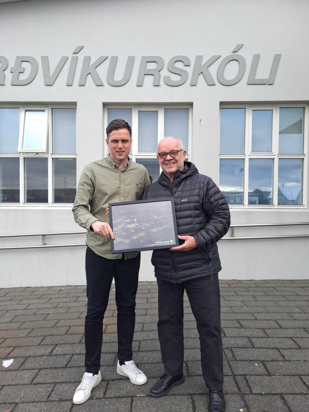 Rafn Markús skólastjóri færir Hermanni Valssyni þakklætisvott frá Njarðvíkurskóla