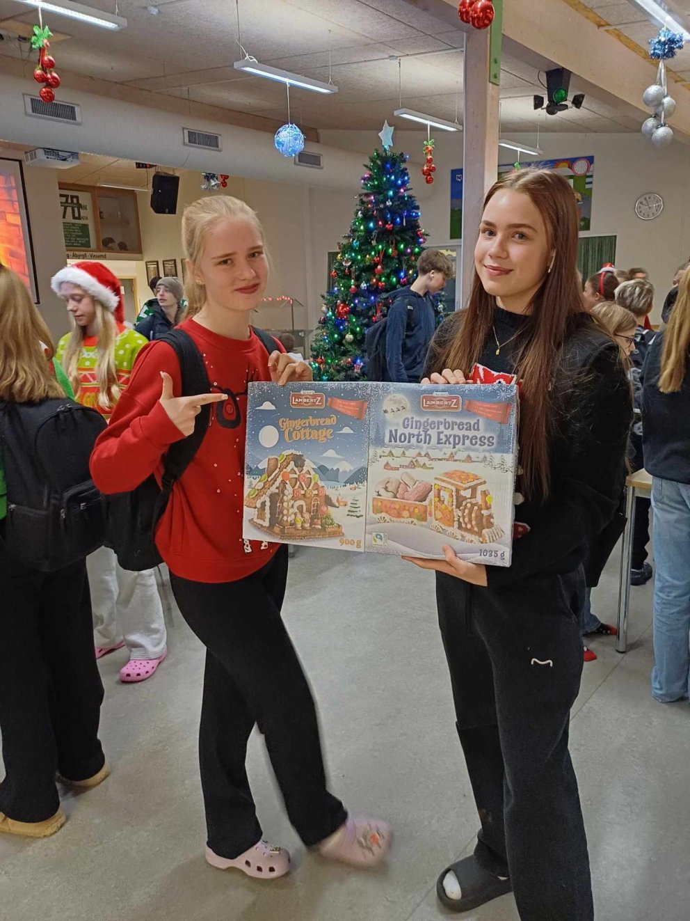 Sigurvegarar samkeppninnar þær Eva og Júlíana