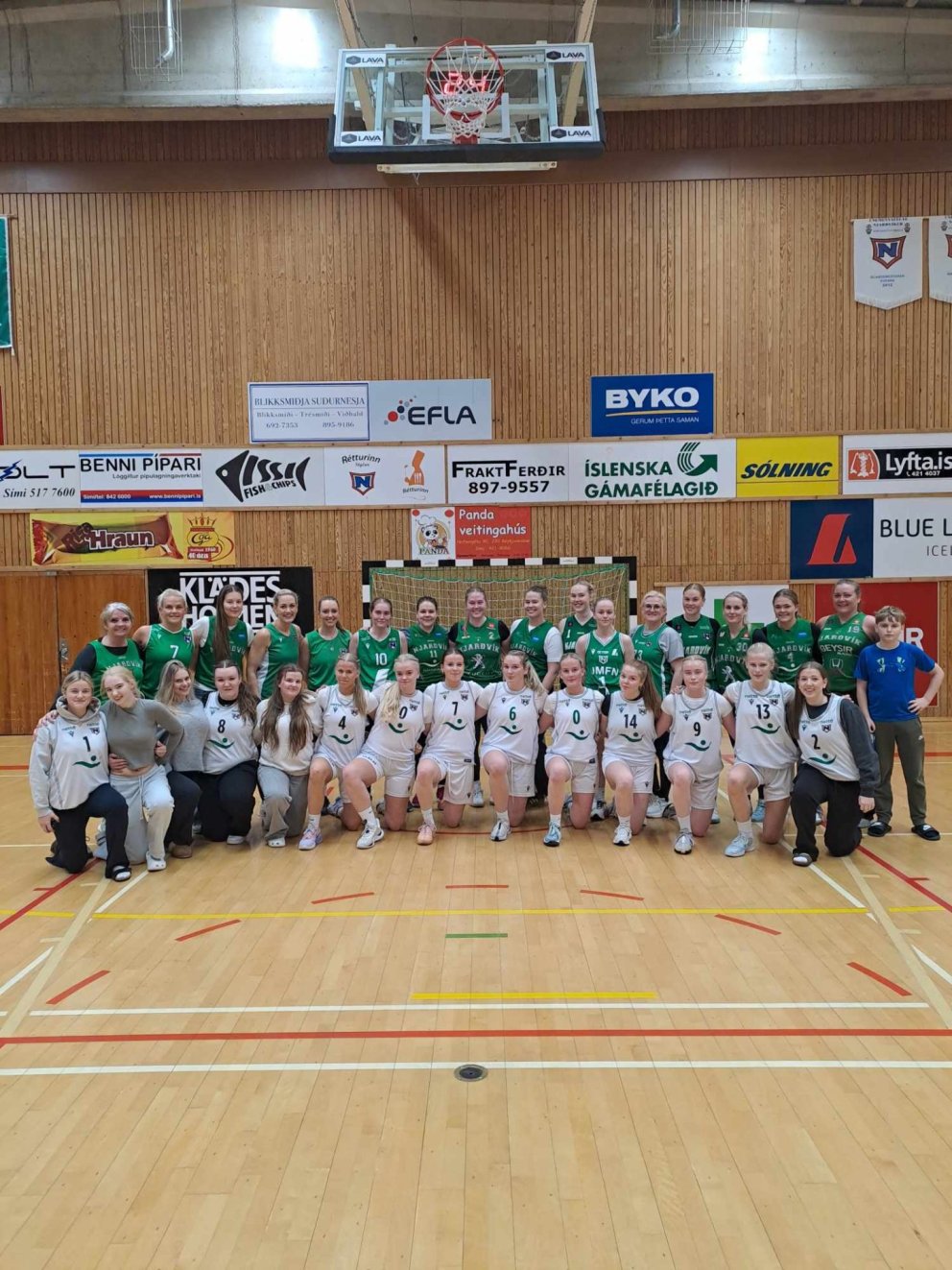 Íþróttakeppni milli nemenda í 10. bekk og starfsfólks