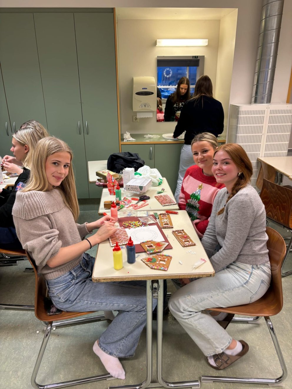 Nemendur í 10. bekk að skreyta piparkökuhús