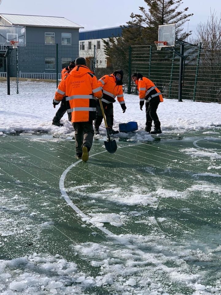 Snjór og klaki hreinsaður af körfuboltavellinum