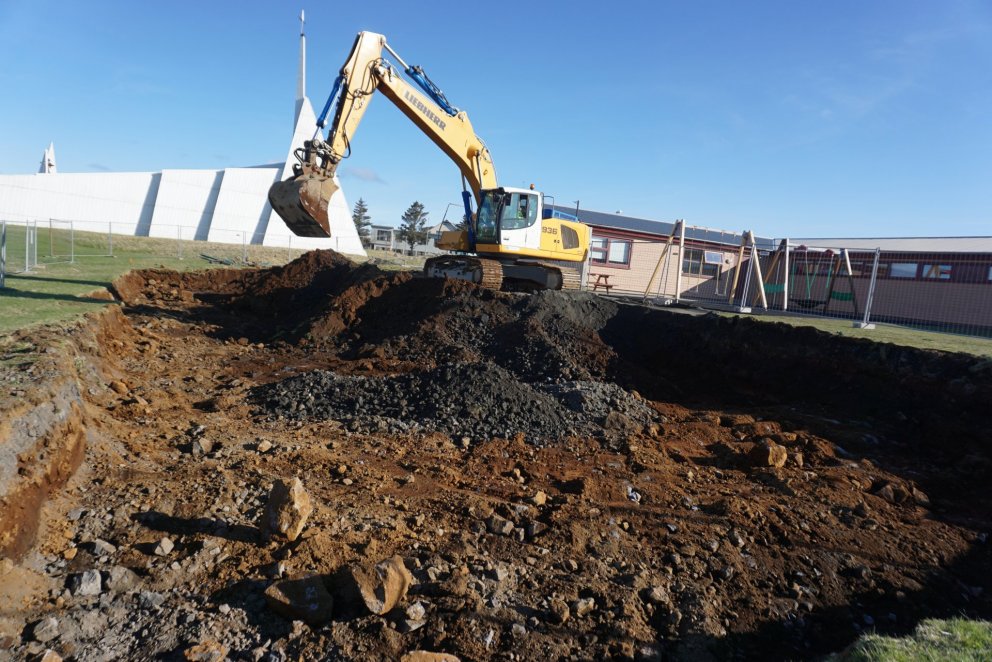 Vinna hafin við viðbyggingu.