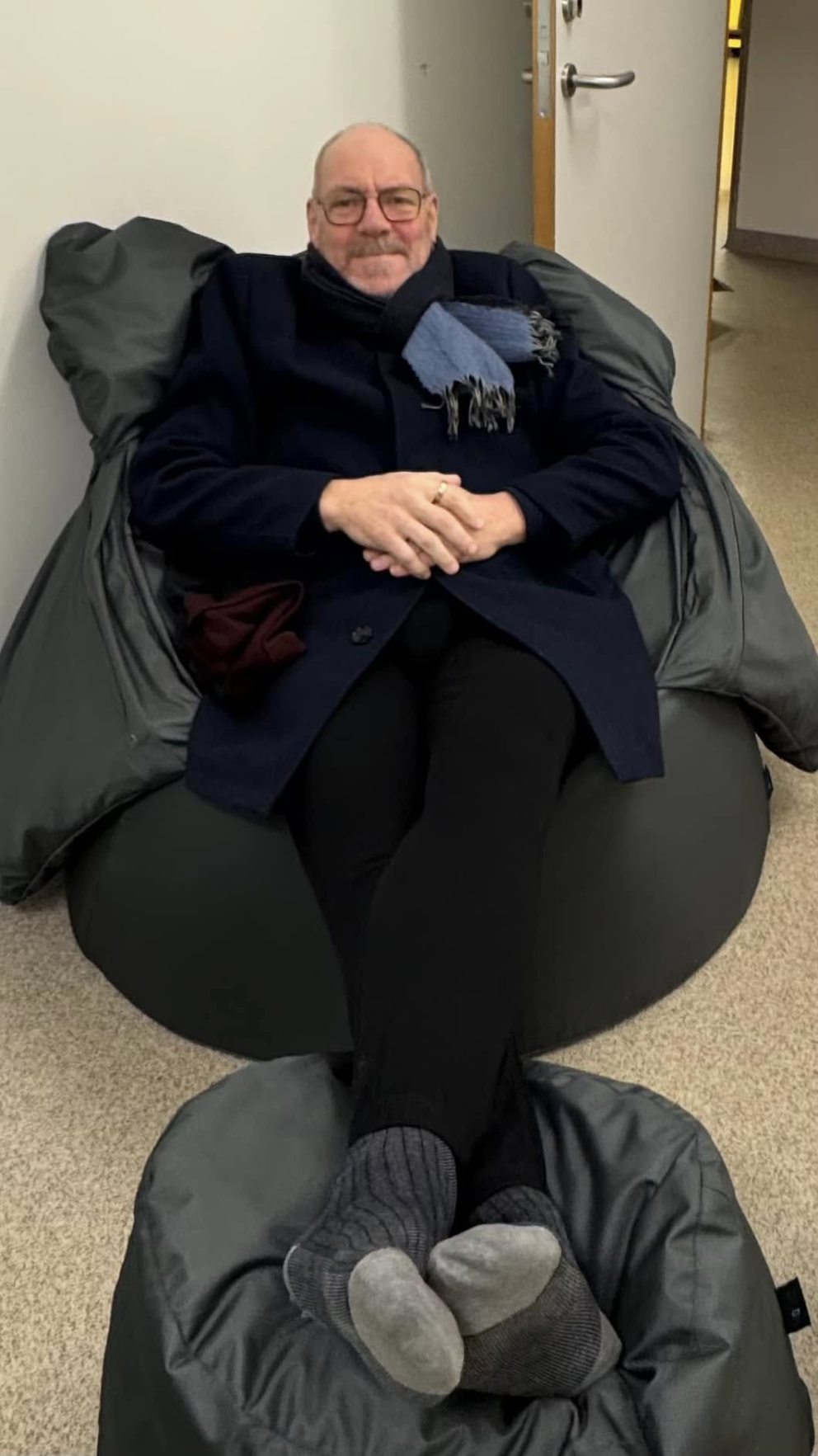 Ásmundur Friðriksson fulltrúi Skötumessunar prófar annan af nýju stólunum í Ösp.