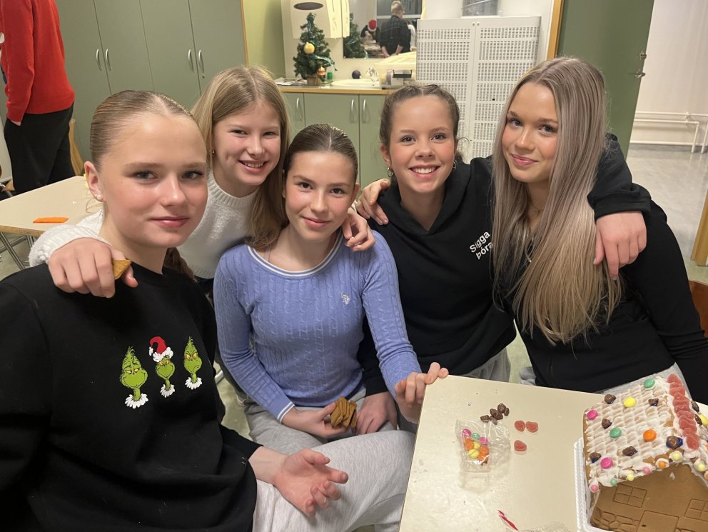 Nemendur í jólaföndri