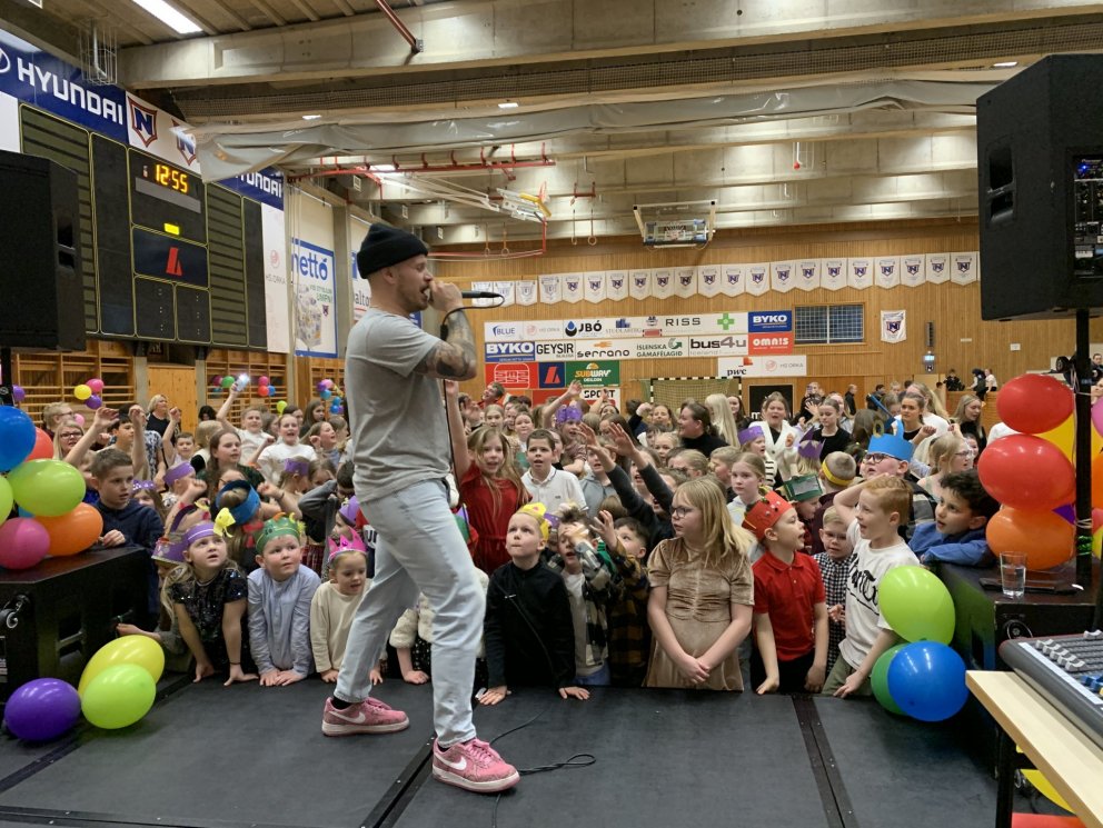 Danspartý í íþróttahúsinu