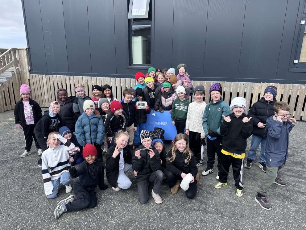 Hópur duglegra nemenda að loknu plokki