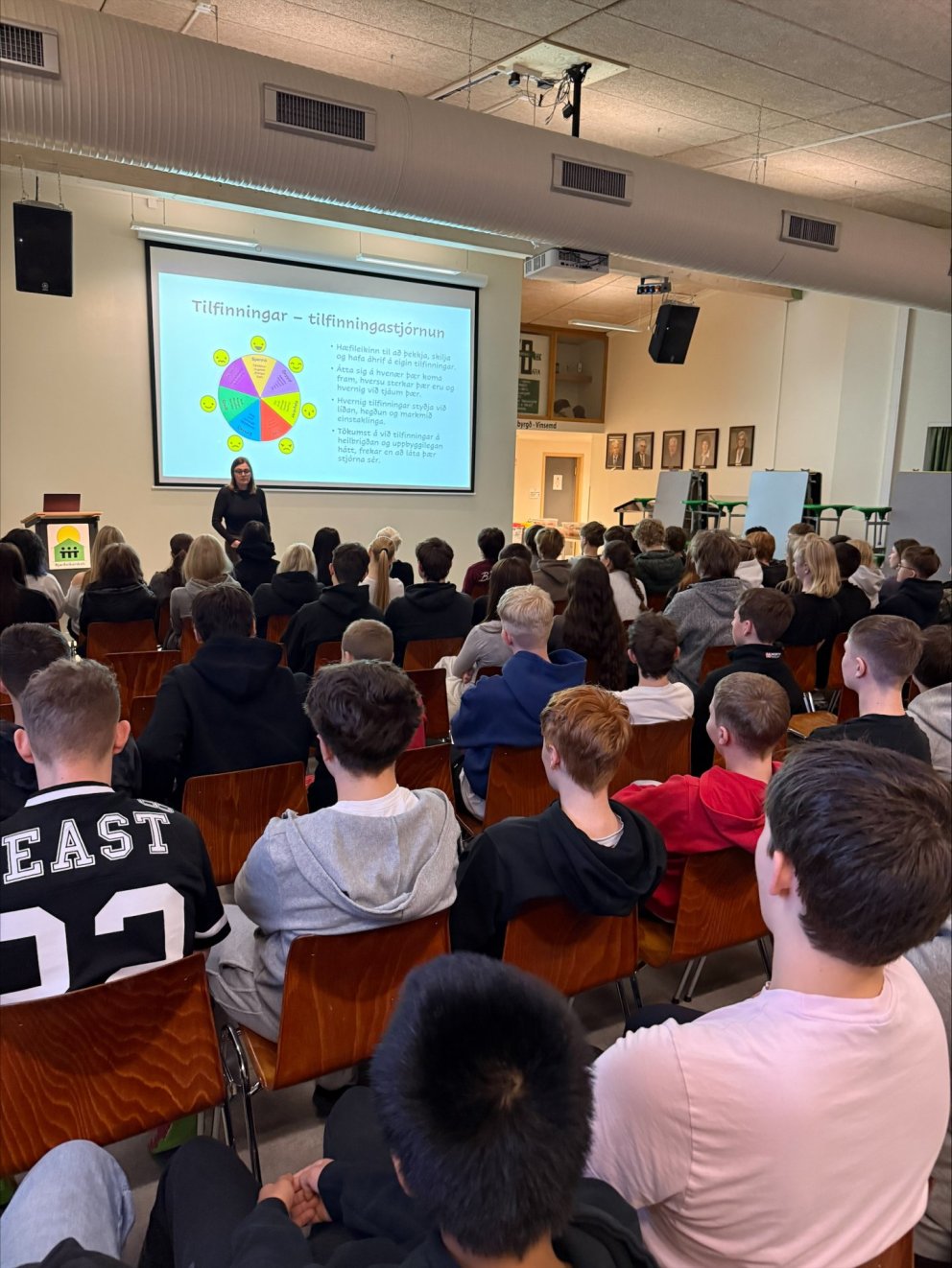Soffía Ámundadóttir talar við nemendur