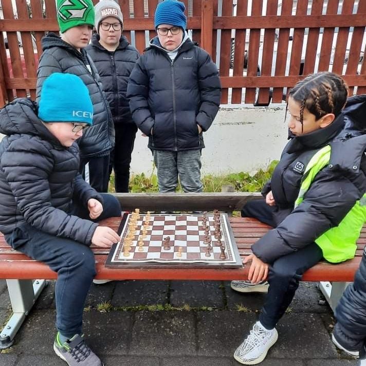 Skólavinir tefla í frímínútum