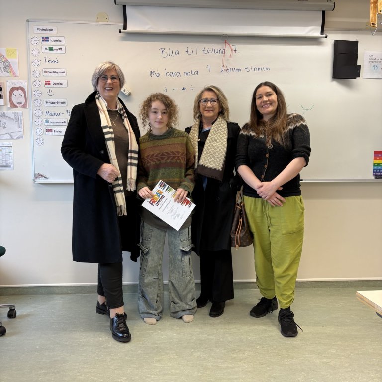 Olivia Sóley Þórólfsdóttir ásamt fulltrúm frá Lions á Ísland og Helenu Mariu sjónlistakennara í Njar…