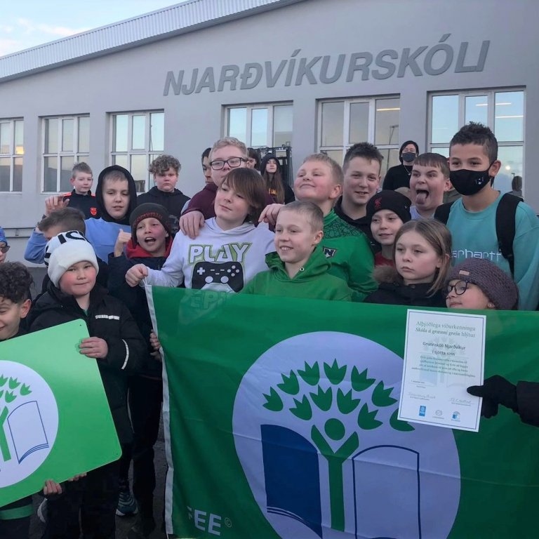 Grænfáninn afhentur Njarðvíkurskóla í sjötta sinn