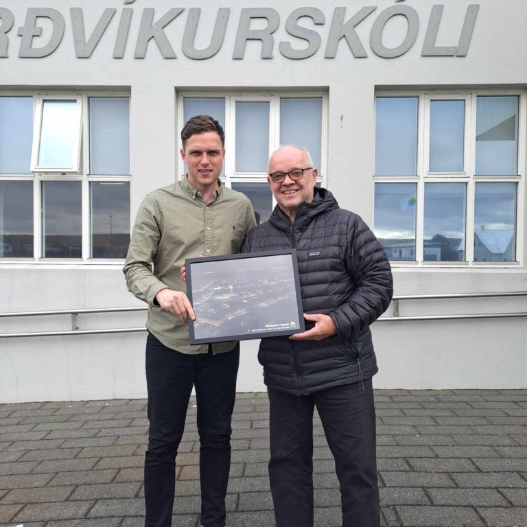 Rafn Markús skólastjóri færir Hermanni Valssyni þakklætisvott frá Njarðvíkurskóla