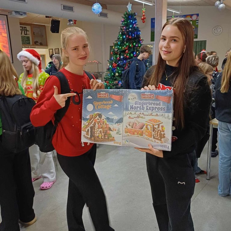 Sigurvegarar samkeppninnar þær Eva og Júlíana