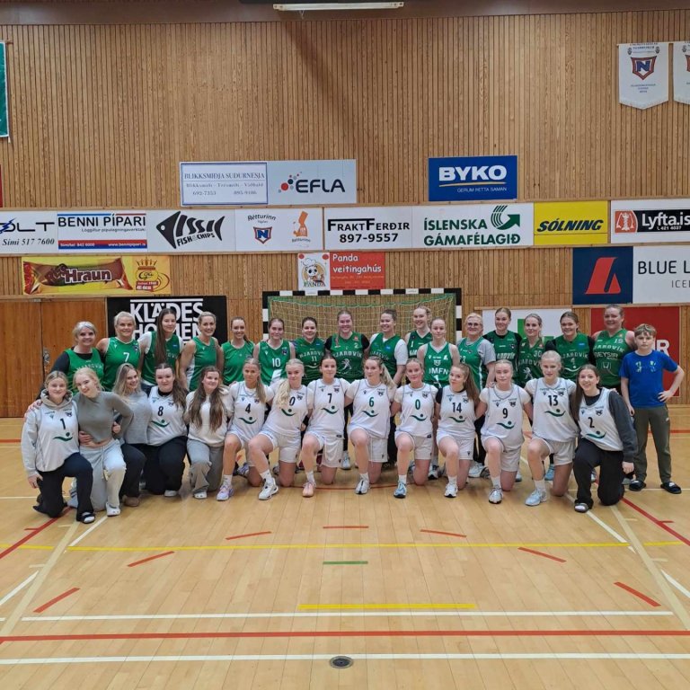 Íþróttakeppni milli nemenda í 10. bekk og starfsfólks