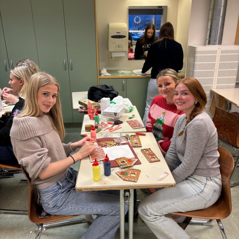 Nemendur í 10. bekk að skreyta piparkökuhús