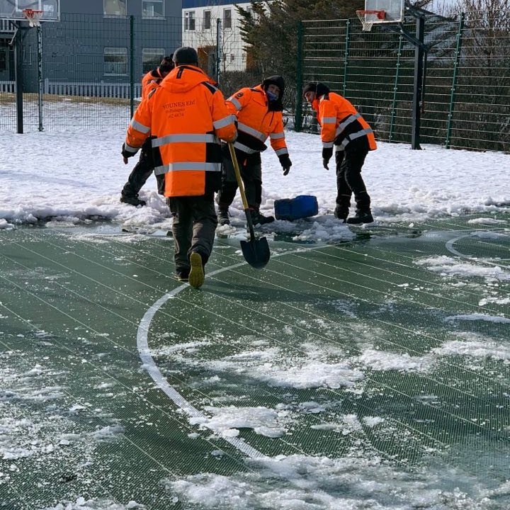 Snjór og klaki hreinsaður af körfuboltavellinum