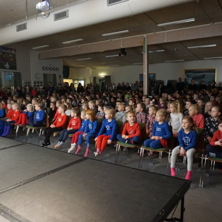 Mynd frá gleðistund á sal.