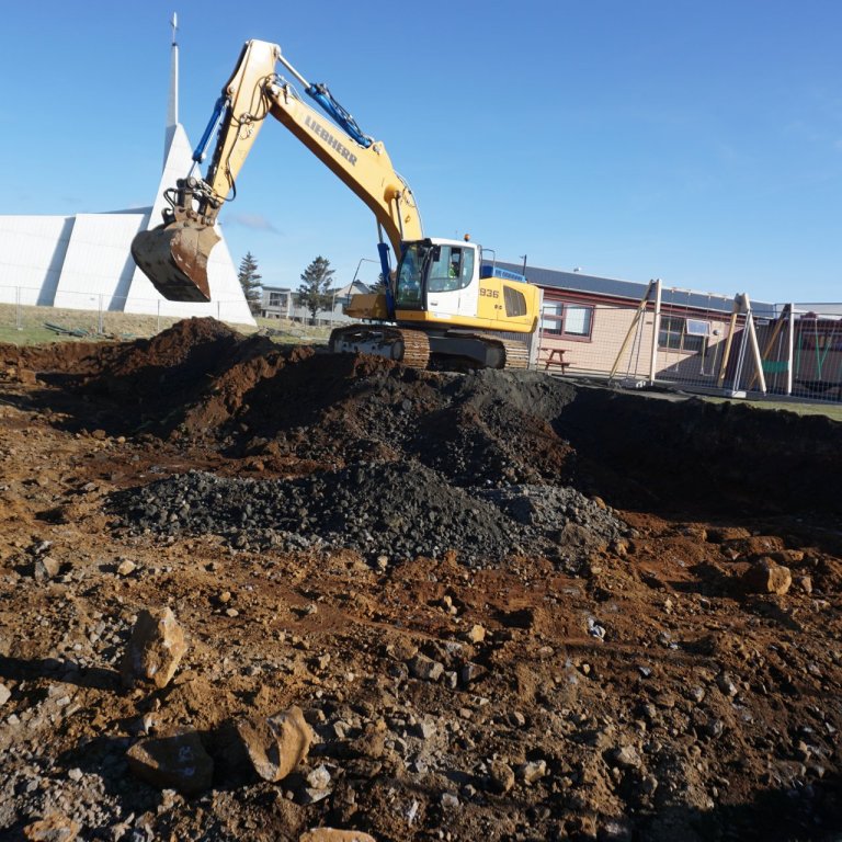 Vinna hafin við viðbyggingu.