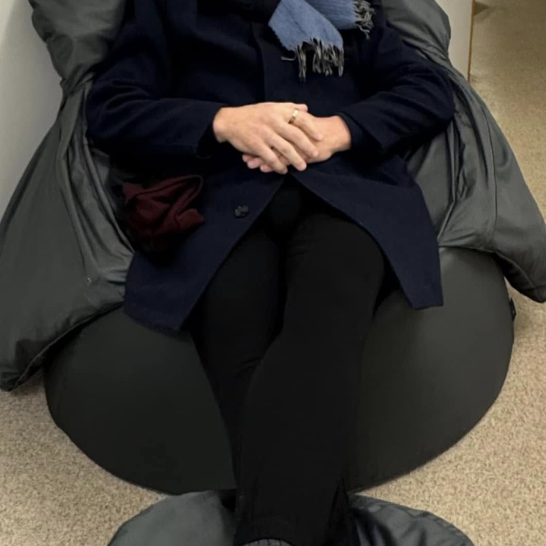 Ásmundur Friðriksson fulltrúi Skötumessunar prófar annan af nýju stólunum í Ösp.