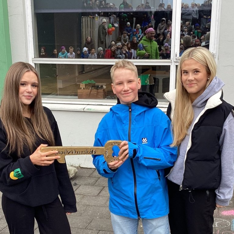 Íris Björk formaður nemendaráðs 2022-2023, Frosti Kjartan og Ragna Talía