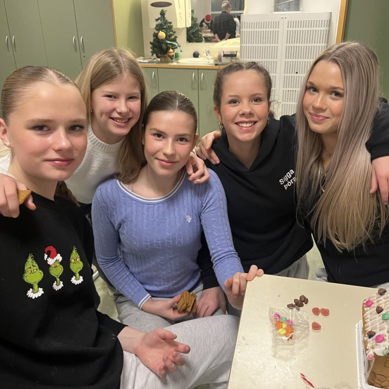 Nemendur í jólaföndri