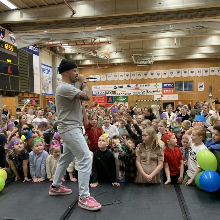 Danspartý í íþróttahúsinu