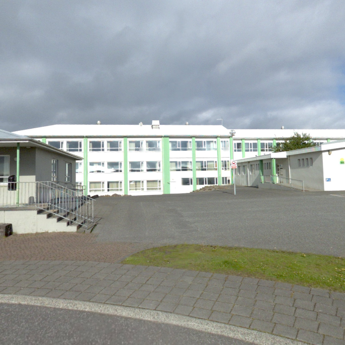 Varðandi öryggi nemenda og aðgengi að þeim innan skólans