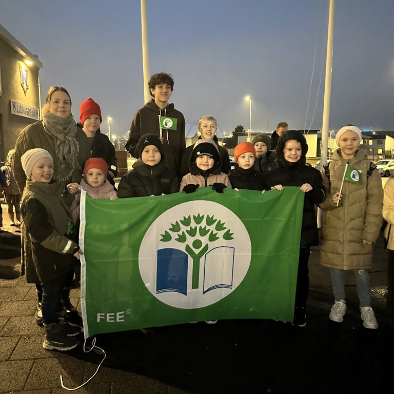 Grænfáninn afhentur Njarðvíkurskóla í sjöunda sinn